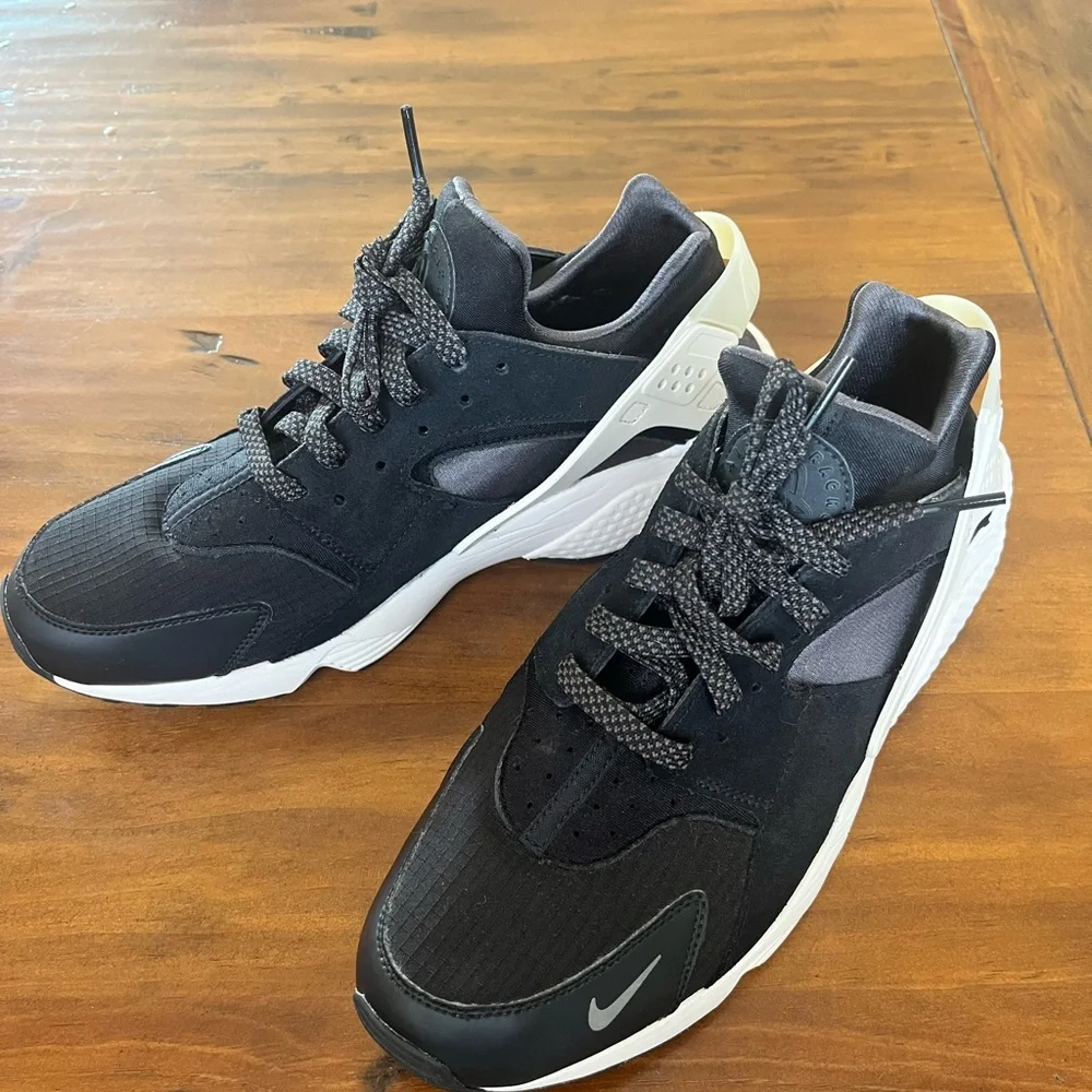 Nike Men’s Black and White Athletic Sneakers with Gray Accents